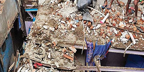 இடிந்து விழுந்த வகுப்பறை கட்டடம்: கண்டுகொள்ளாத பள்ளி நிர்வாகம்