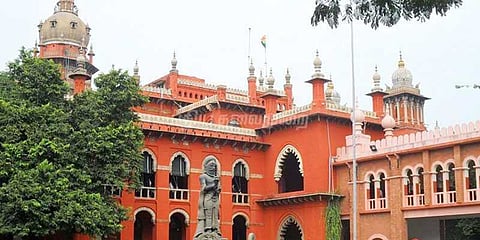 உயிரோடு இருப்பவர்களின் புகைப்படத்தை பேனர், கட் அவுட்களில் பயன்படுத்த தடை