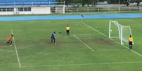 கீப்பரால் தடுக்கப்பட்ட பந்து ‘மேஜிக்’ போல் கோலாக மாறியது