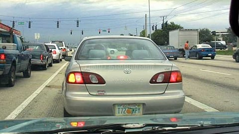 சிக்னலில் நிற்காமல் சென்ற பெண்: சந்தேகத்தில் சுட்டு வீழ்த்திய போலீசார்