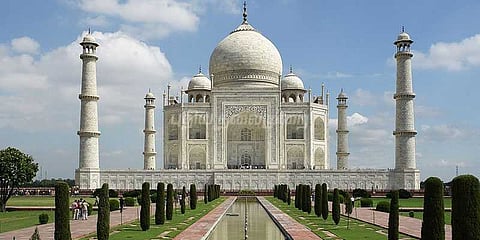 தாஜ்மஹால் அருகில் உள்ள வாகன நிறுத்தங்களை அகற்ற உச்சநீதிமன்றம் உத்தரவு