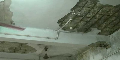 சேதம் அடைந்துள்ள அரசு மருத்துவமனை மேற்கூரை: பொதுமக்கள் அச்சம்!