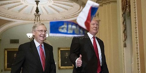 தேசத் துரோகி என முழக்கமிட்டு ட்ரம்ப் மீது ரஷ்ய கொடியை வீசிய நபர் கைது