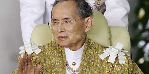 உலகில் நீண்ட காலம் மன்னராக பதவி வகித்த பூமிபாலின் வாழ்வும் மரணமும்