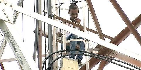 கேட்டார் காதலி: செல்போன் கோபுரத்தில் ஏறினார் இளைஞர்!