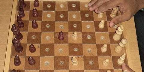 பார்வை மாற்றுத்திறனாளிகளுக்கான சதுரங்க போட்டி: ஆர்வமாக பங்கேற்ற போட்டியாளர்கள்