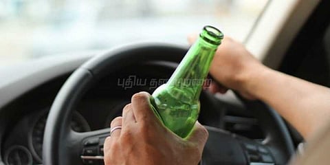 குடிபோதையில் காரின் மீது எறி ரகளையில் ஈடுபட்ட அரசு அதிகாரி