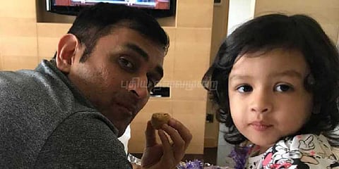 தோனி மகளுக்கு அழைப்பு: கேரள கோயில் நிர்வாகம் முடிவு