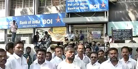 தேவர் ஜெயந்தி: தங்க கவசம் மதுரை ஆட்சியரிடம் ஒப்படைப்பு