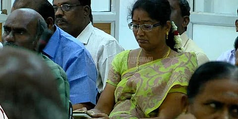 செல்போனில் விளையாடிய அதிகாரிகள்: கண்ணீருடன் காத்திருந்த விவசாயிகள்!