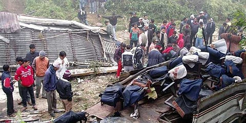 பஸ் ஆற்றில் கவிழ்ந்து 14 பேர் பலி