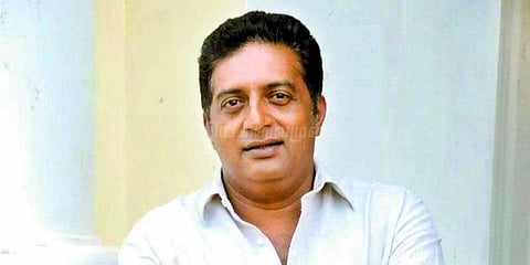 கமல் பாணியில் அரசியல் விமர்சனத்தில் இறங்கியுள்ள பிரகாஷ்ராஜ்