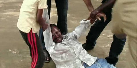 போலீஸார் மிரட்டல்: கோவையில் மகனுடன் தந்தை தீக்குளிக்க முயற்சி