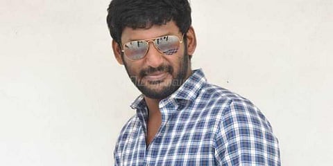 நாட்டுப்புற கலைஞர்களுடன் சமபந்தி விருந்தில் விஷால்..!