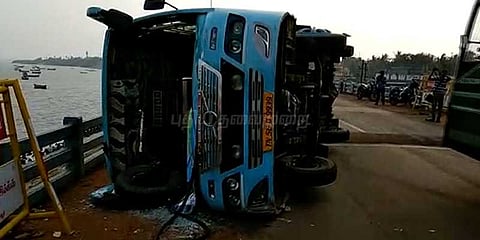 பாம்பன் பாலத்தில் பேருந்து கவிழ்ந்து விபத்து