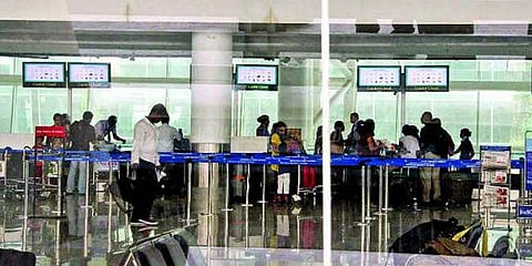 விமானத்தில் பயணிக்க சிறார்களுக்கு அடையாள அட்டை அவசியமில்லை