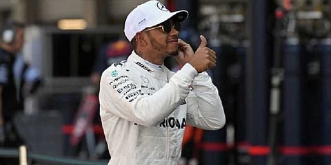 மெர்சிடஸ் அணி சார்பில் நிகழ்ச்சி: முக அலங்காரங்களுடன் கலந்து கொண்ட மக்கள்