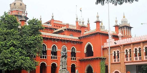 போக்குவரத்து சிக்னல்களில் பேனர் வைக்க தடை