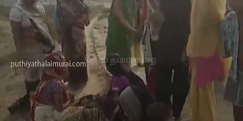 ஆம்புலன்ஸ் வராததால் சாலையில் குழந்தையை பெற்றெடுத்த பெண்