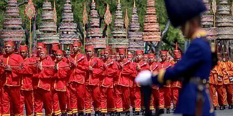தாய்லாந்தில் ஓராண்டு துக்கம் முடிந்தது: வண்ண உடைக்கு மாறிய பொதுமக்கள்