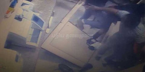 வாள், பட்டா கத்திகளுடன் சண்டையிட்டு கொண்ட நைஜீரியர்கள்: டெல்லியில் பயங்கரம்