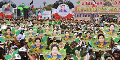 சிக்னல்களில் 300 மீட்டர் சுற்றளவில் விளம்பரங்கள் வைக்க தடை