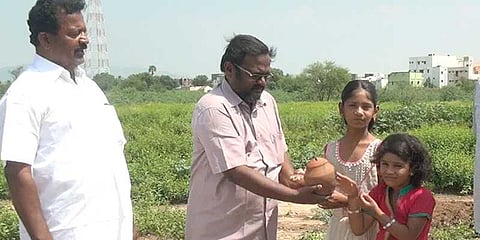 கண்மாயை தூர்வார உண்டியல் பணத்தை அள்ளிக்கொடுத்த பள்ளிக் குழந்தைகள்