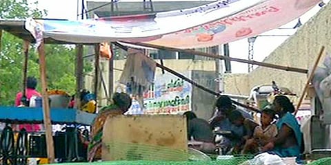 மழையோடு கரையும் கண்ணீர்