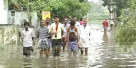 வீடுகளுக்குள் புகுந்த மழைநீர்: இயல்பு வாழ்க்கை முற்றிலும் பாதிப்பு
