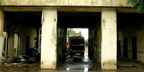 பாழடைந்த தீயணைப்பு நிலைய கட்டடம் மழையால் இடிந்தது