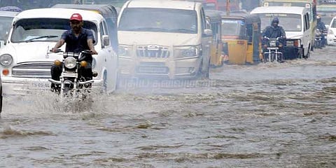 சென்னையில் மழை பாதிப்பு: புகார் எண்கள் அறிவிப்பு