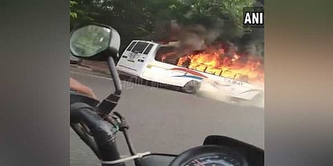 ஸ்கூல் பஸ்சில் தீ: மாணவர்கள் உயிர் தப்பினர்