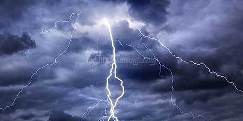 இடி தாக்கியதில் மின்சாதன பொருட்கள் வெடித்து சிதறின