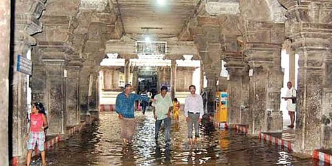 கோவிலில் புகுந்த மழைநீரால் சுற்றுலா பயணிகள் அவதி.