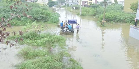 வெள்ளத்தில் மிதந்த புறநகரப் பகுதிகள்