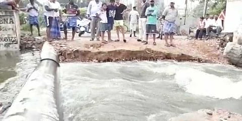 சென்னையில் தொடர் மழையால் உடைந்தது தரைப்பாலம்: போக்குவரத்து துண்டிப்பு