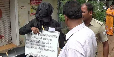 நீதிமன்ற உத்தரவை செயல்படுத்த கோரி தூக்கு கயிறு மாட்டி நூதன போராட்டம்