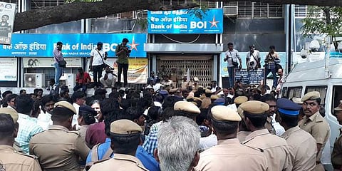 பலத்த போலீஸ் பாதுகாப்புடன் தங்க கவசம் வங்கியில் ஒப்படைப்பு