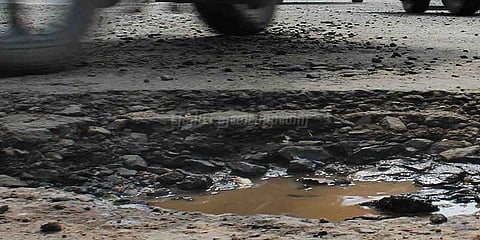 சாலையில் பள்ளங்கள்: நெடுஞ்சாலைத்துறையின் அலட்சியத்தால் மக்கள் அவதி