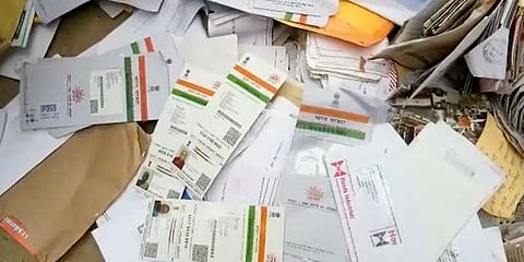 குப்பையில் வீசப்பட்ட ஆதார் அட்டைகள் !