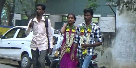 காவல் நிலையத்தில் தஞ்சமடைந்த காதல் ஜோடி