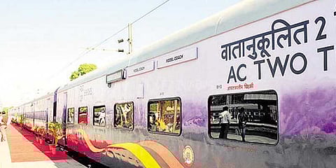 திடீர் பிரேக் போட்ட எக்ஸ்பிரஸ் ரயில்: 10 பேர் காயம்!