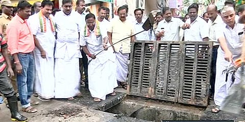 களத்தில் இறங்கி கால்வாயை சுத்தம் செய்த முதலமைச்சர்