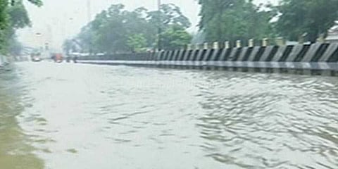 சென்னையில் விடிய விடிய மழை: வெள்ளக்காடான சாலைகள்