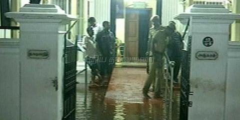 கருணாநிதியின் இல்லத்தில் புகுந்த மழைநீர்