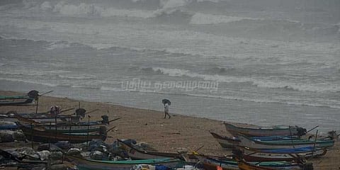 பருவமழை எதிரொலி: மீன்பிடி தொழில் முடக்கம்