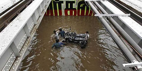 தொடர் மழை எதிரொலி: மழைநீரால் நிரம்பிய சுரங்கபாதைகள்