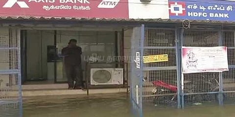 குடியிருப்புகளை சூழ்ந்த தண்ணீர்: பால் வாங்க டிராக்டரில் பயணம்