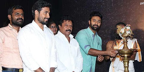 அடை மழையிலும் ஆரி படத்திற்கு பூஜை