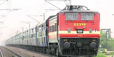 ரயில்களில் 6 டிக்கெட்களுக்கு மேல் ஆதார் கட்டாயம்